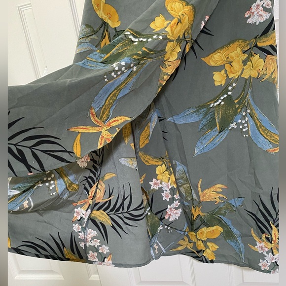Tropical design wrap skirt. - Picture 3 of 4